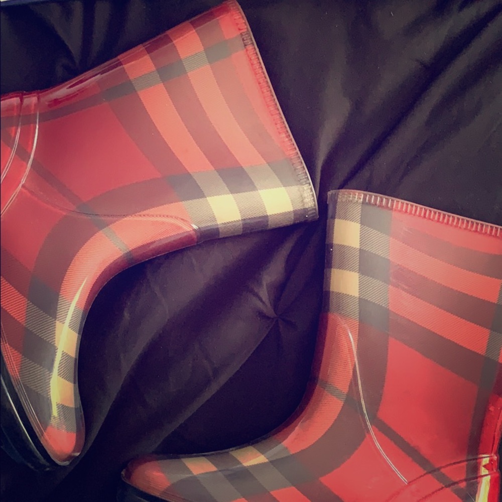 burberry rain boots (does not come with box)